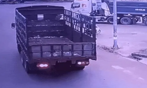 Clip: Xe tải vào cua bất cẩn, va chạm với xe máy tại "điểm mù"