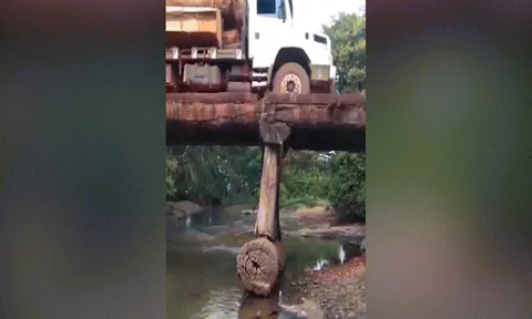 Clip: Nín thở xe tải chở gỗ đi qua cầu gỗ và cái kết đắng