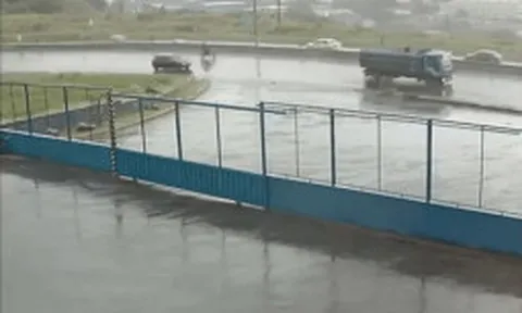 Clip: Thót tim trước pha mất lái vì đường trơn của xe đầu kéo