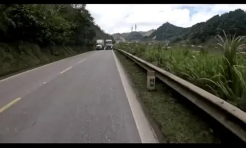 Clip: "Phượt thủ" phóng nhanh trên đèo gặp xe tải vượt ẩu và cái kết