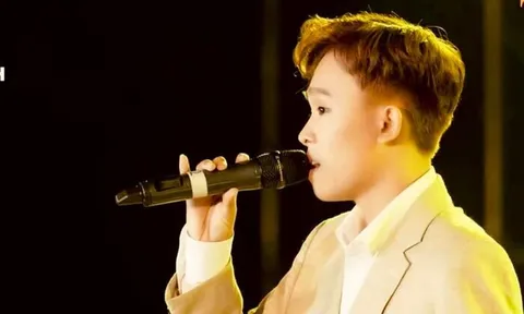 Hồ Văn Cường giới thiệu ca khúc nhưng quên tên nhạc sĩ, khán giả có mặt phản ứng bất ngờ