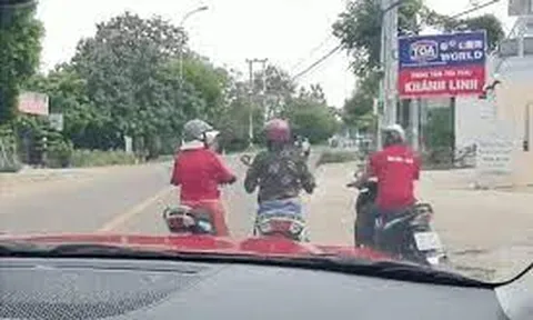 Clip: Hai nữ "ninja" hồn nhiên dừng xe máy giữa đường buôn chuyện