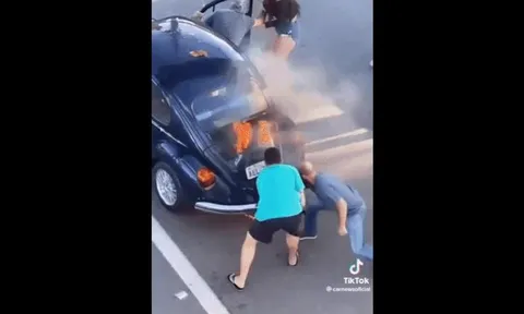 Clip: Tài xế bình tĩnh xử lý khi ô tố bất ngờ bốc cháy trên đường