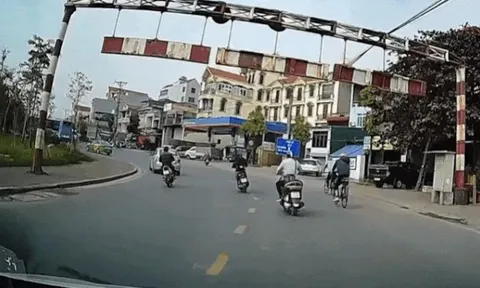 Clip: Xe máy vào cua lấn làn ngược chiều "thoát nạn" ngay đầu xe tải