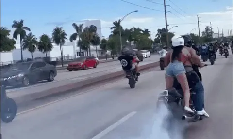 Clip: Biker thể hiện với bạn gái và cái kết đắng