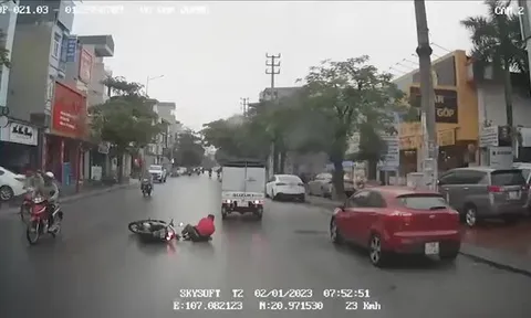 Clip: Người đàn ông đi xe máy sang đường không quan sát suýt thì "mất Tết"