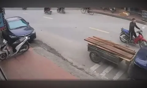 Clip: "Dở khóc dở cười" với pha va chạm của xe máy kéo xe bò