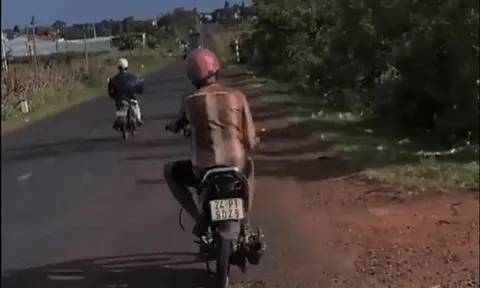 Clip: Khoảnh khắc chiếc bánh xe máy nghị lực và chủ xe cố chấp