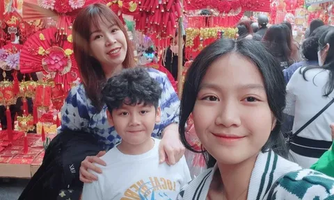 Bà xã Mạnh Trường cùng các con dạo phố, nhan sắc bà mẹ bỉm sữa được dân tình hết lời khen ngợi