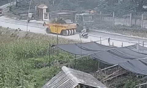 Clip: Xe lu bị tuột dốc chèn phải xe máy đi phía sau