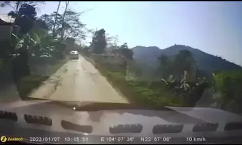 Clip: Một giây bất cẩn của tài xế khiến ô tô lộn vòng rơi xuống vực