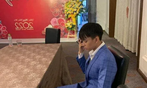 Hồ Văn Cường lặng lẽ ngồi ôn bài trước khi biểu diễn, fan tiết lộ: 'Thành công không phải ngẫu nhiên'