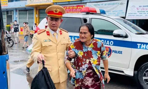 3 bà cháu bị nhà xe bỏ lại giữa đường vì không đủ tiền vé