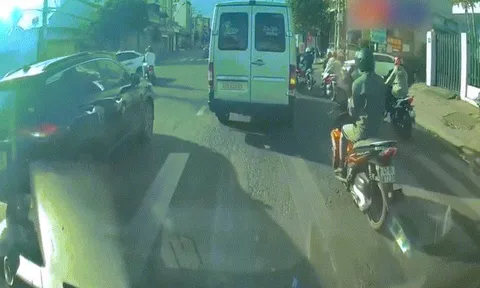 Clip: Xe máy mải mê điện thoại, va chạm ô tô còn lớn tiếng