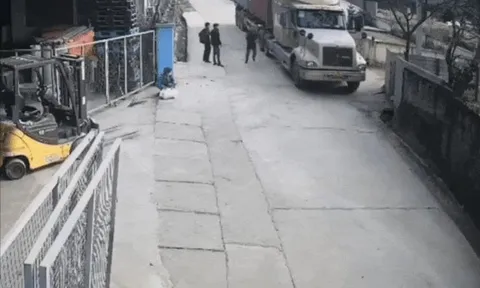 Clip: Đầu kéo trôi dốc, tài xế đòi hóa "siêu nhân" chặn đầu xe