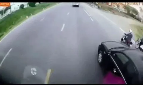 Clip: Xe con vượt ẩu rơi vào điểm mù bị hai xe container húc liên tiếp