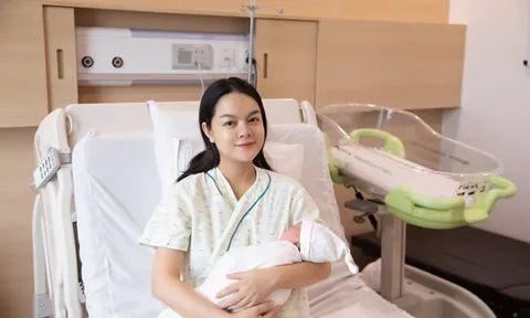 Ái nữ đổ bệnh, Phạm Quỳnh Anh thấp thỏm đứng ngồi không yên