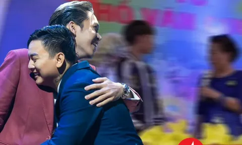 Xôn xao người thân của Hoài Lâm và Bạch Công Khanh lên sân khấu nói chuyện với Hồ Văn Cường?