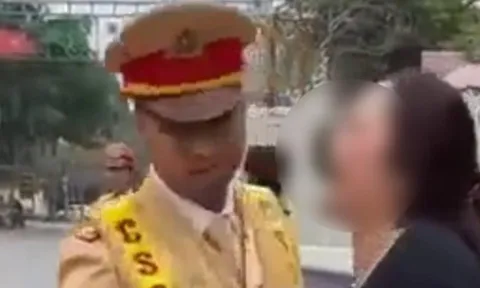 Tạm giữ hình sự người phụ nữ lăng mạ CSGT, đòi 'hôn em từ giờ cho đến chết'