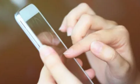 Dùng điện thoại rồi làm điều tưởng như vô hại, bé 15 tuổi nhập viện khẩn sau đó