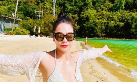 Nhật Kim Anh tự tin diện bikini, khoe body 'đồng hồ cát' trên bãi biển