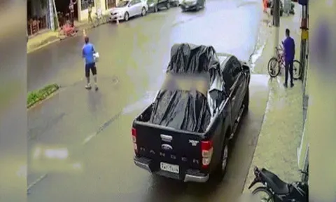 Clip: Đỉnh cao "Lăng ba vi bộ" thoát nạn trong tích tắc