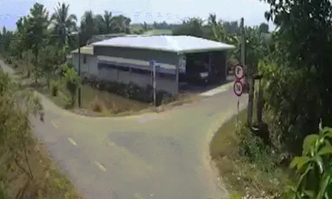 Clip: Khó đỡ với pha lái xe "đi vào lòng đất" qua ngã ba