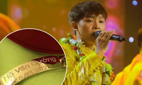 Thời tới cản không kịp: Hồ Văn Cường tiếp tục được fan tặng trang sức bằng vàng khắc tên riêng