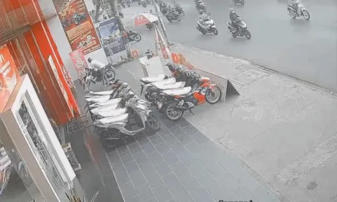 Clip: Xe máy để trước cửa hàng bị phá khóa trộm trong tích tắc