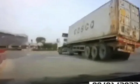 Clip: Container vào cua gấp nghiêng nổi cả bánh xe