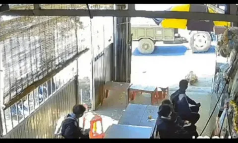 Clip: Máy cày nổ lốp, bay thẳng vào quán nước có học sinh đang ngồi