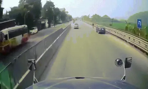 Clip: Xe con sang đường bất thình lình, gây tai nạn liên hoàn