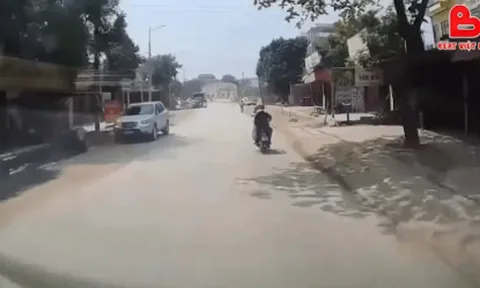 Clip: Người phụ nữ bị quật ngã ra đường vì áo chống nắng