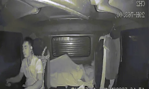 Clip: Tài xế buồn ngủ chợp mắt một giây và khoảnh khắc nhớ đời