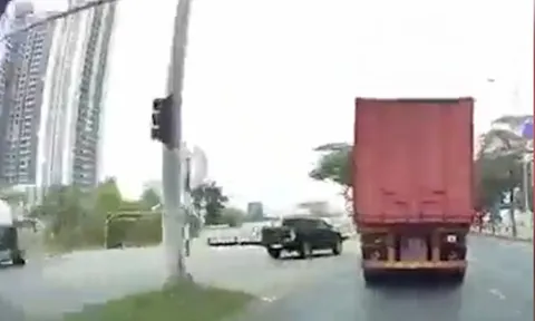 CLip: Ô tô sang đường bất cẩn bay ngay cản trước