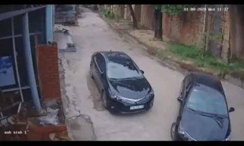 Clip: Pha lùi xe cồng kềnh của nữ tài xế