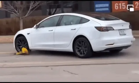 Clip: Ô tô bị khóa bánh tài xế vẫn thản nhiên lao đi mang theo cả khóa