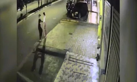 CLip: Bán tải lao lên vỉa hè, cặp đôi ôm nhau thoát nạn trong gang tấc