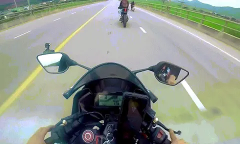 Clip: Mô tô thoát nạn trong gang tấc khi bị Ninja Vision "tạt đầu"