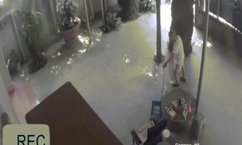 Clip: Cụ ông may mắn thoát nạn khi xe máy phi vào trong sân