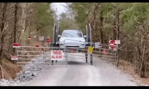Clip: Màn thử xe Tesla theo cách không thể tàn nhẫn hơn!