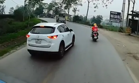 Clip: Thót tim ô tô vượt đúng khúc cua va chạm hai mẹ con đi xe máy