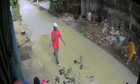 Clip: Hài hước bé gái bắt đền người khác làm đổ xe và cái kết