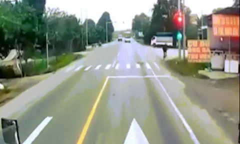 Clip: Xe máy suýt va chạm xe khách sau pha đánh lái "thần sầu"