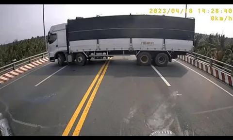 Clip: Xe tải quay đầu trên cầu nhận ngay cái kết đắng