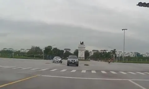 Clip: Hú vía ô tô lao như "tên bắn" gây tai nạn tại ngã tư