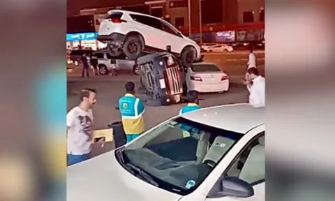 Clip: Pha tai nạn "xếp chồng" khiến bạn khó tin vào mắt mình