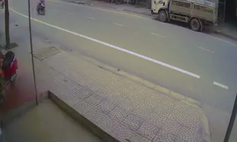 Clip: Thanh niên đèo hai cô gái vượt ẩu gây tai nạn xe đối diện