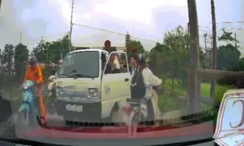 Clip: Nhắc nhở tài xế tránh tắc đường, hai người lao vào ẩu đả