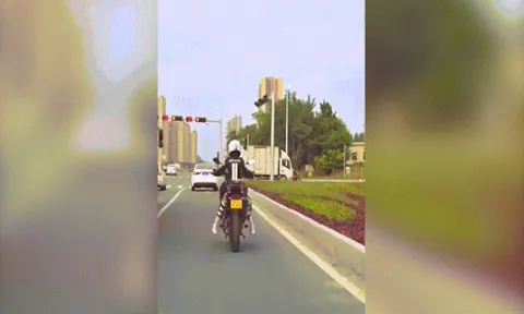 Clip: Đây là cách dừng đèn đỏ của cô nàng "nấm lùn" đi xe phân khối lớn